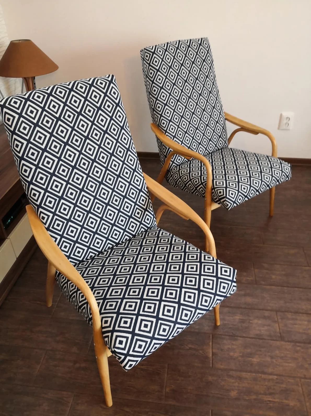 Retro kreslá Antonín Šuman – zrenovované kreslá od dizajnéra Antonína Šumana v štýle Mid-Century Modern